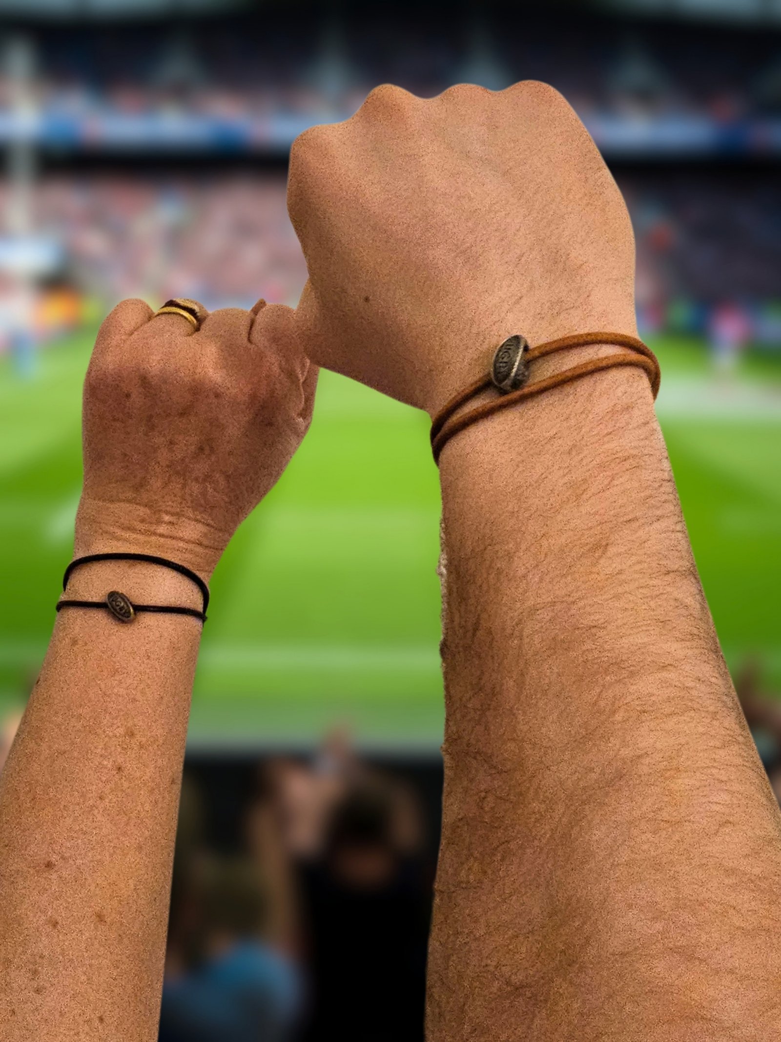 Bracelet homme et femme poing levé